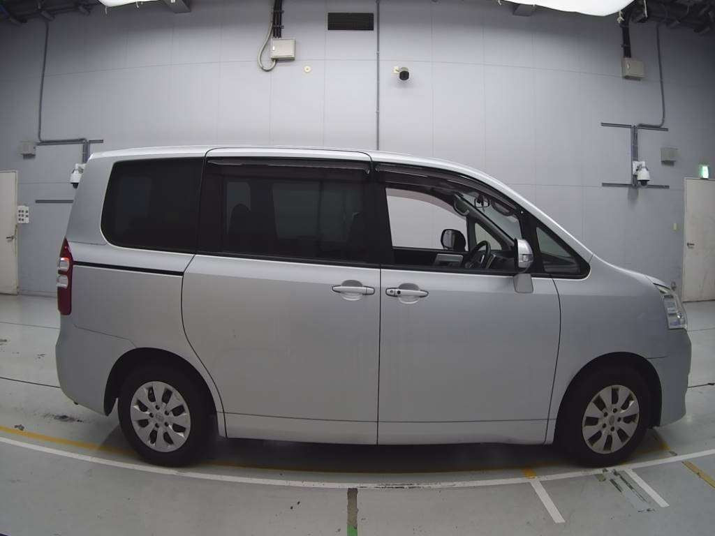 2013 Toyota Noah ZRR70G[2]