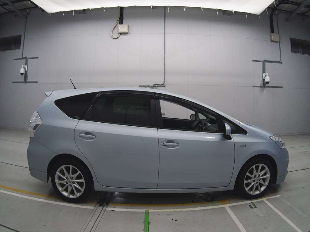 2011 Toyota Prius alpha ZVW41W[2]