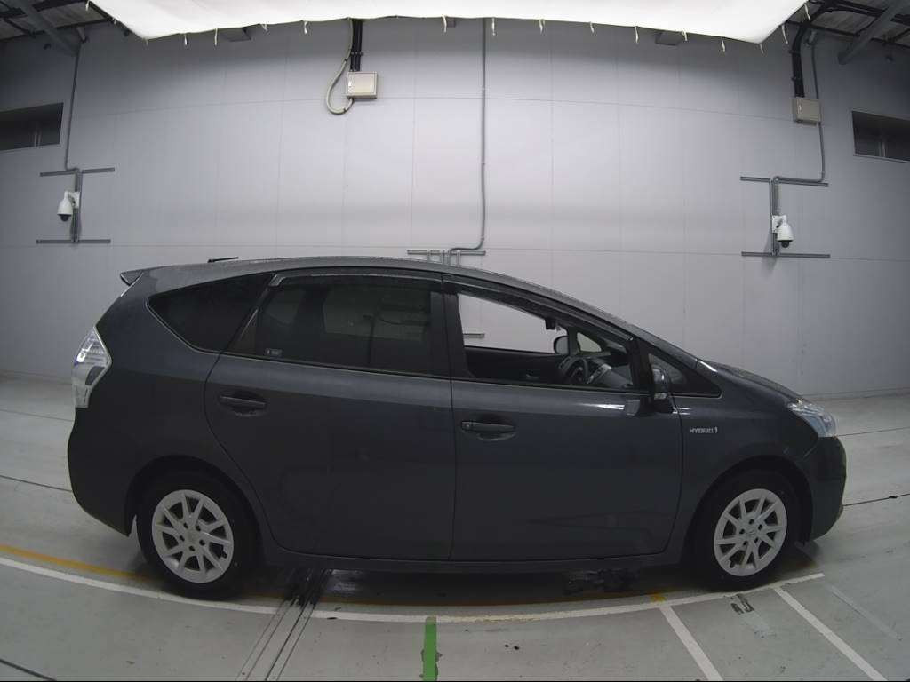 2013 Toyota Prius alpha ZVW41W[2]