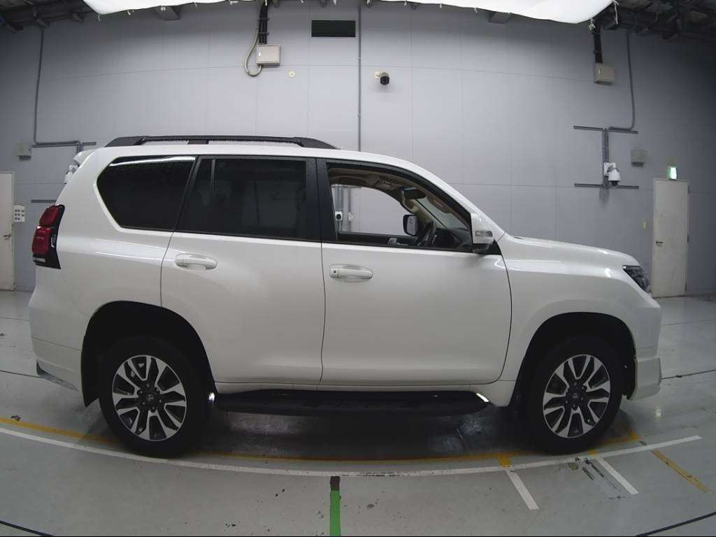 2023 Toyota Land Cruiser Prado TRJ150W[2]