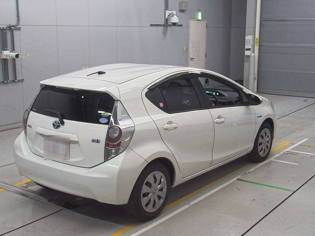 2014 Toyota Aqua NHP10[1]