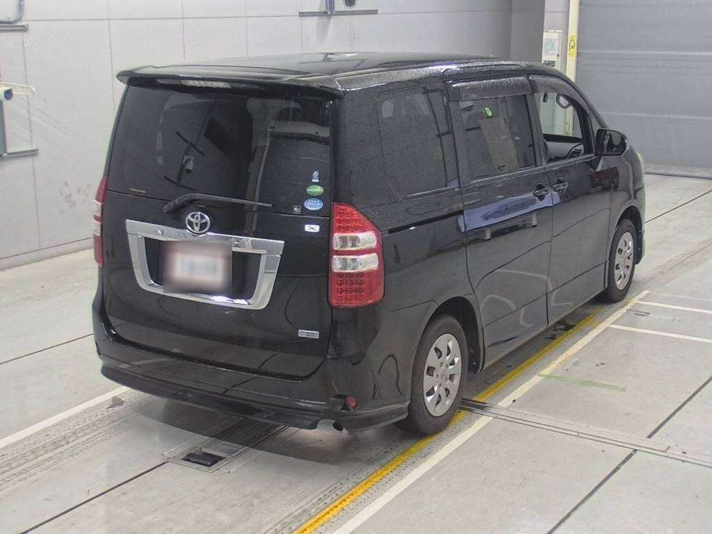 2013 Toyota Noah ZRR70G[1]