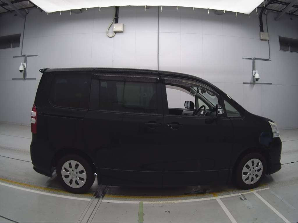 2013 Toyota Noah ZRR70G[2]