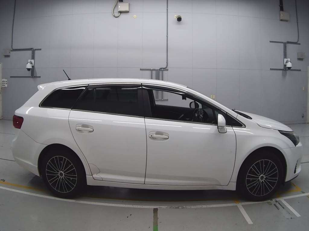 2012 Toyota Avensis Wagon ZRT272W[2]