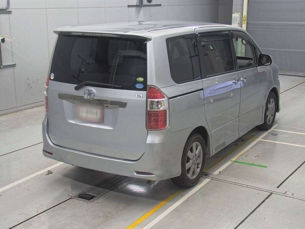 2009 Toyota Noah ZRR70W[1]