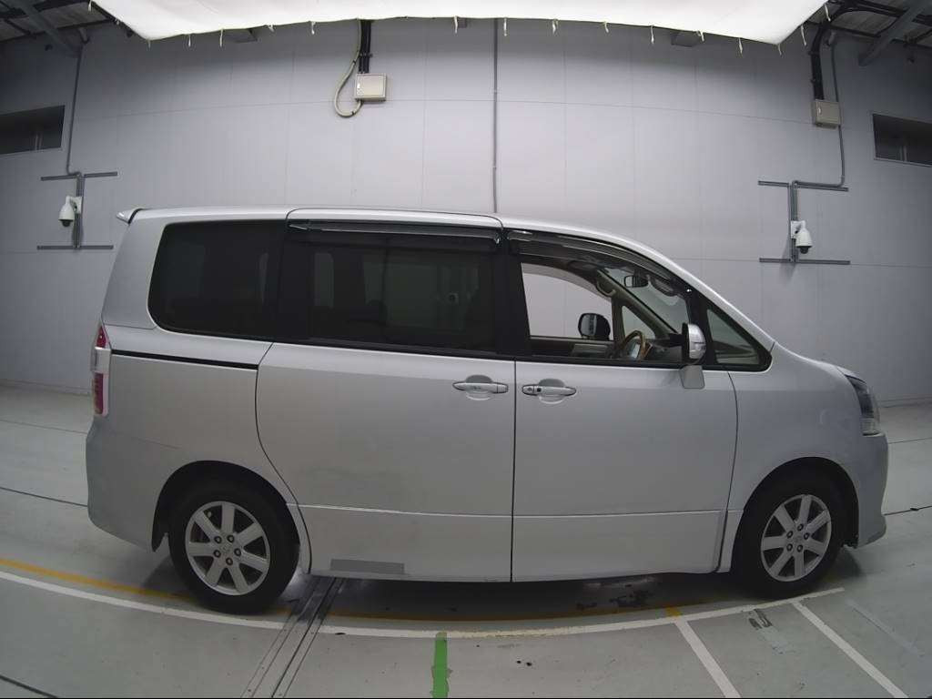 2009 Toyota Noah ZRR70W[2]