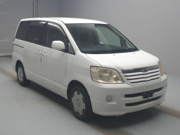 2004 Toyota Noah