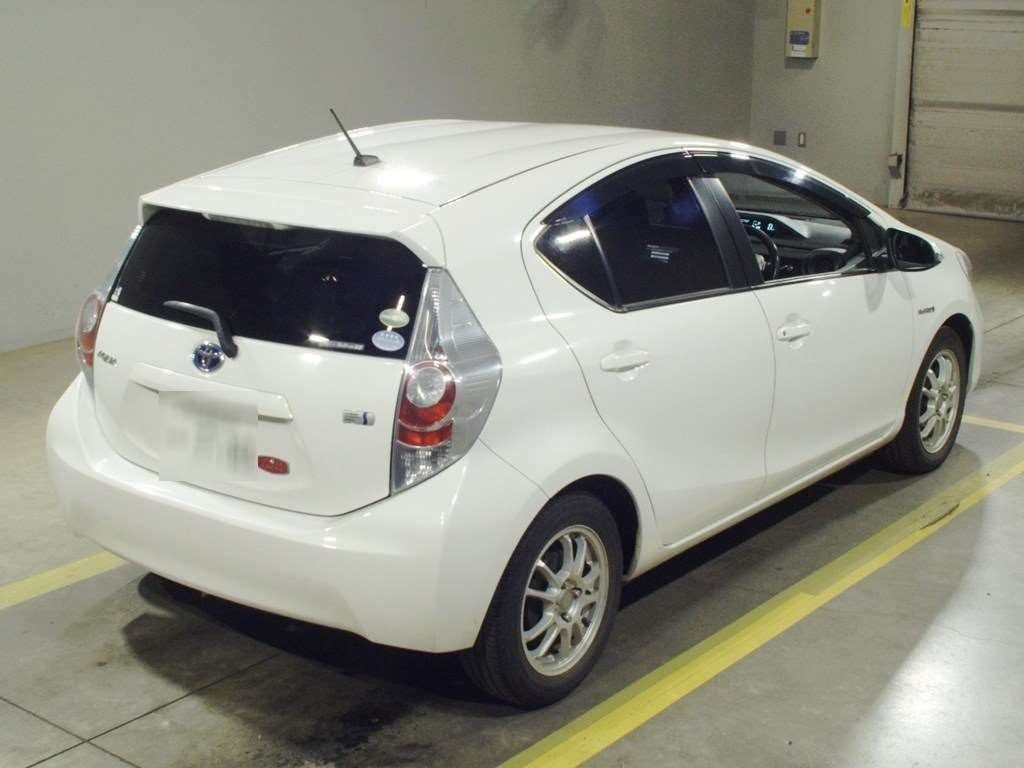 2012 Toyota Aqua NHP10[1]