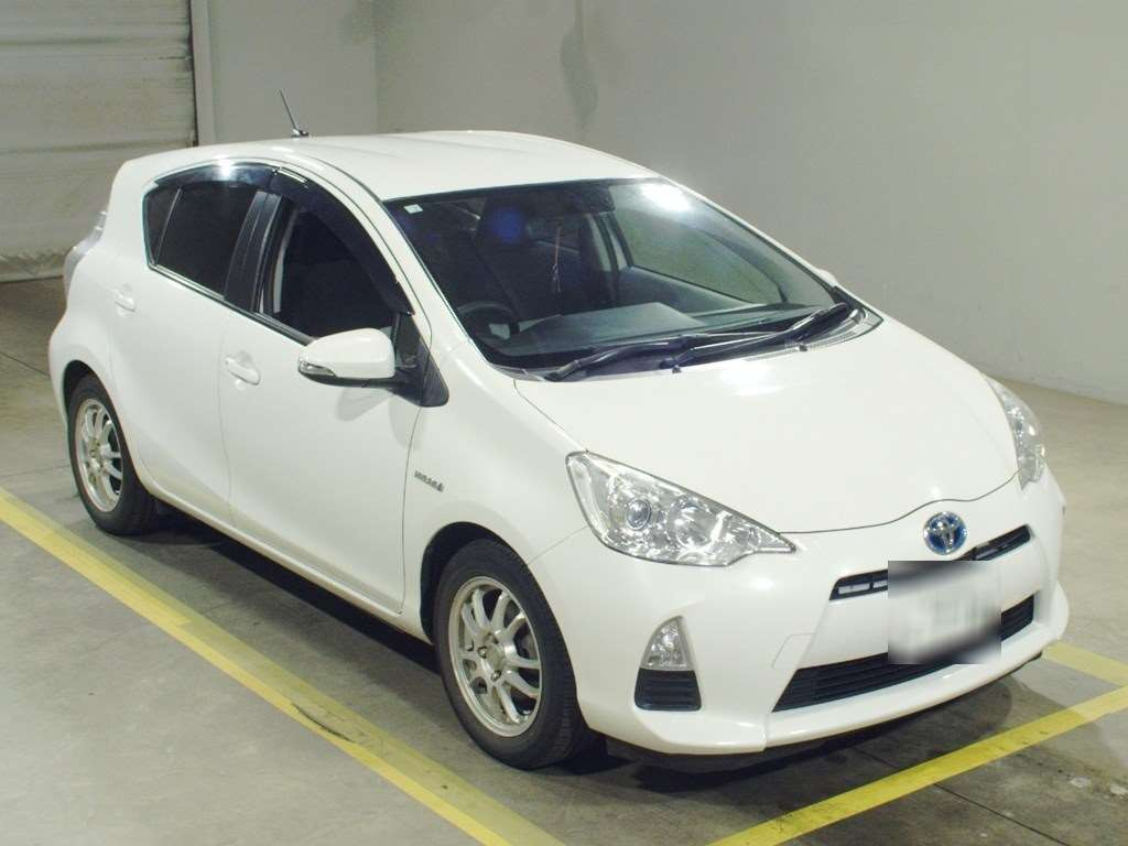 2012 Toyota Aqua NHP10[2]