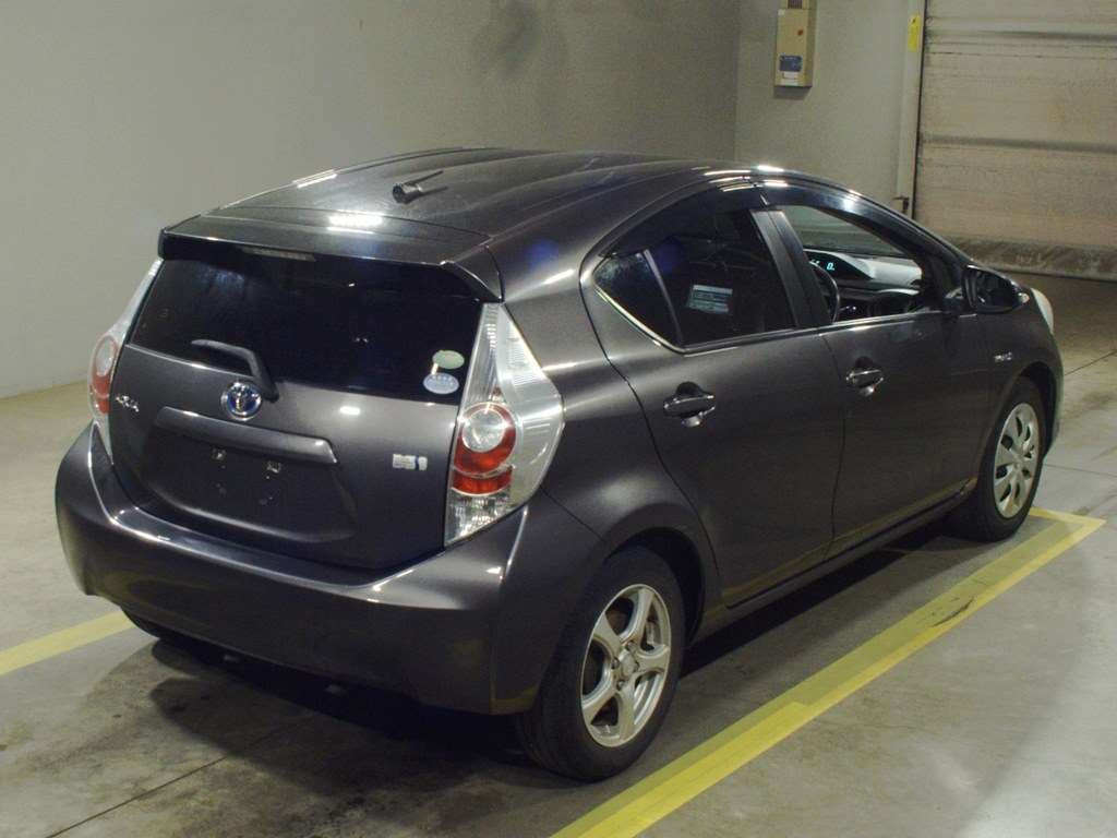 2013 Toyota Aqua NHP10[1]