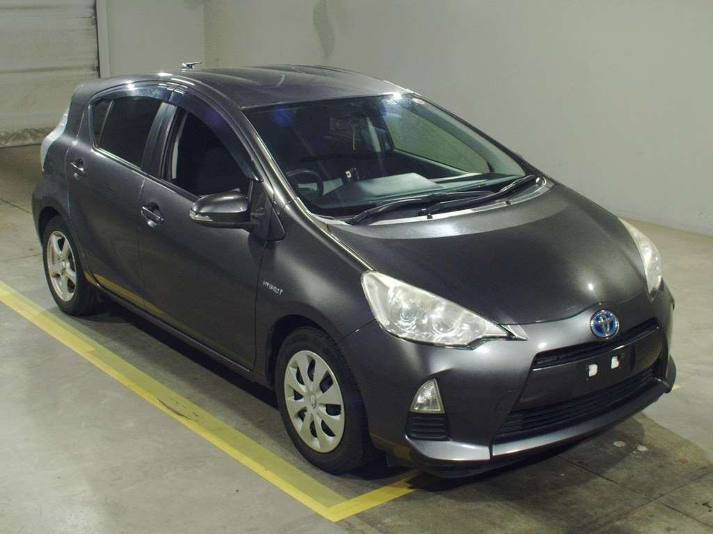 2013 Toyota Aqua NHP10[2]