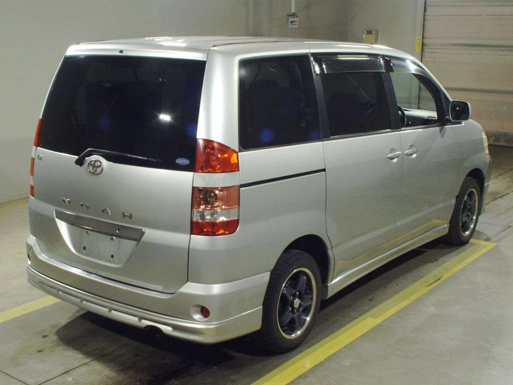 2002 Toyota Noah AZR65G[1]