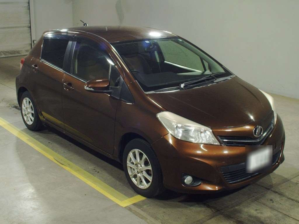 2013 Toyota Vitz KSP130[2]