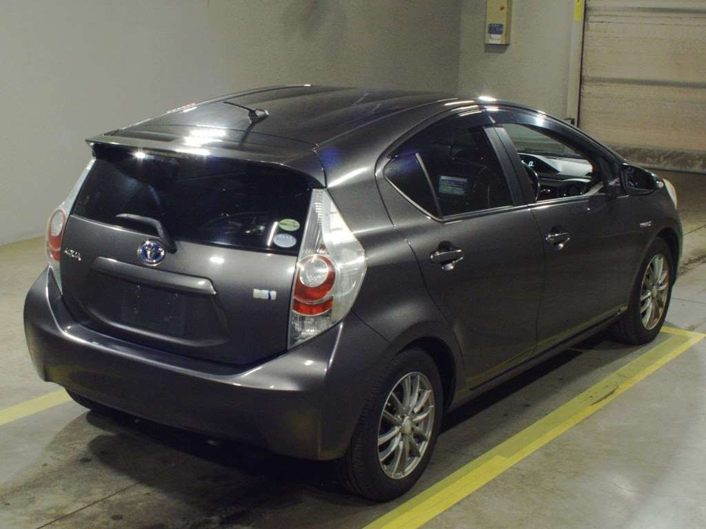 2012 Toyota Aqua NHP10[1]