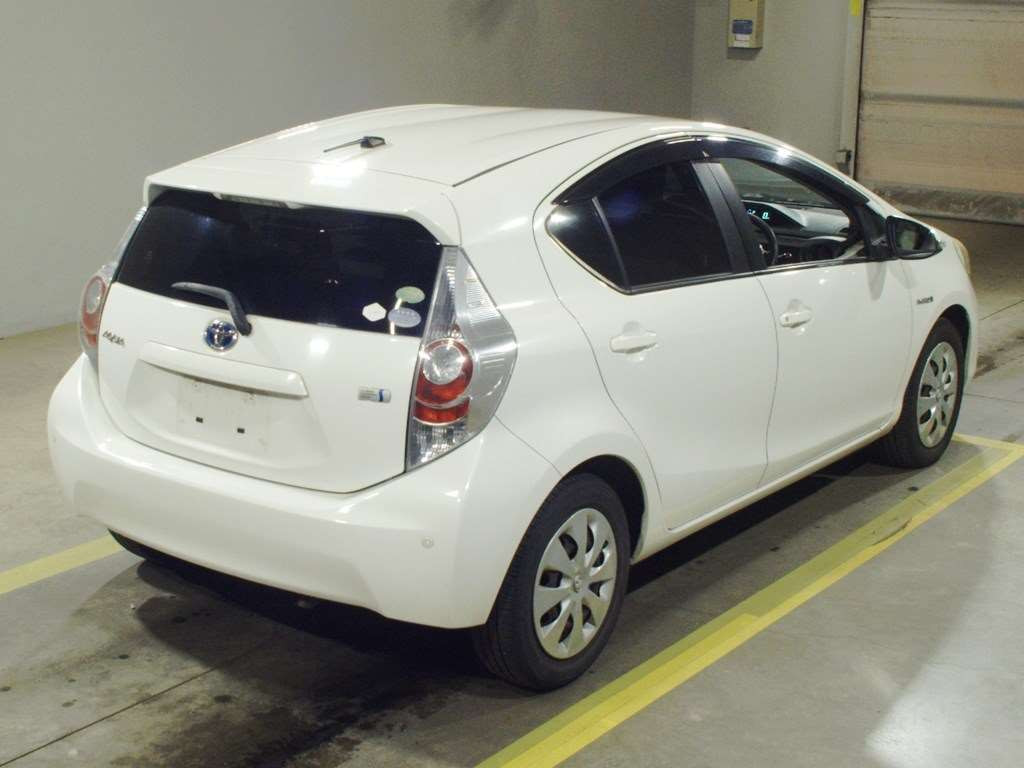 2012 Toyota Aqua NHP10[1]