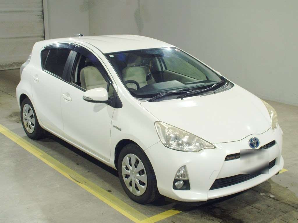 2012 Toyota Aqua NHP10[2]