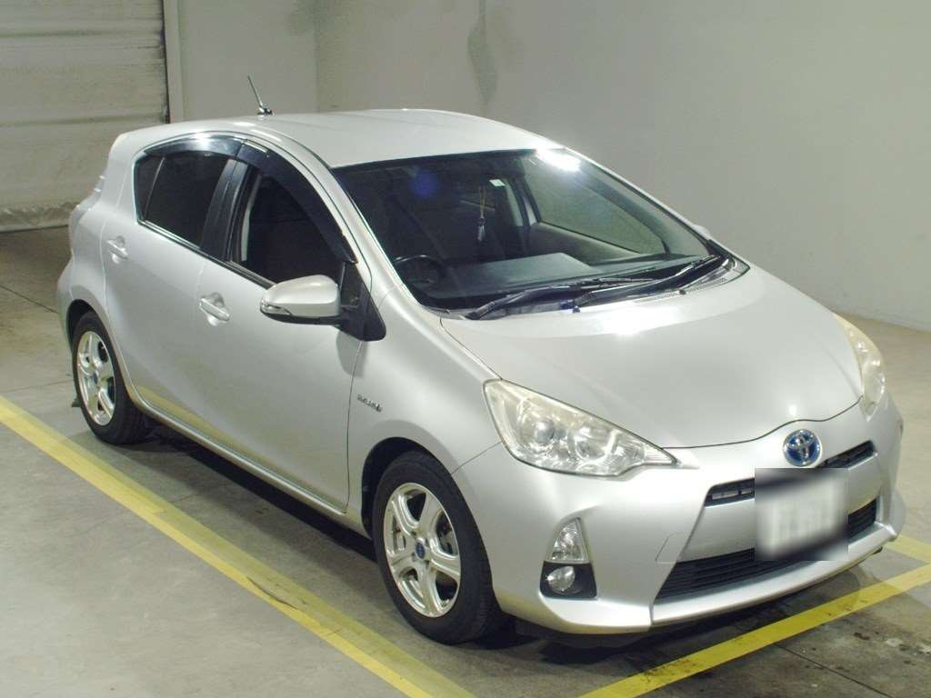 2012 Toyota Aqua NHP10[2]