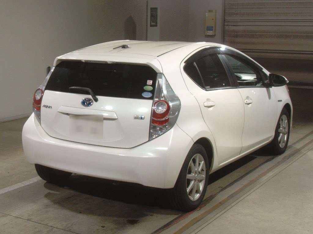 2012 Toyota Aqua NHP10[1]