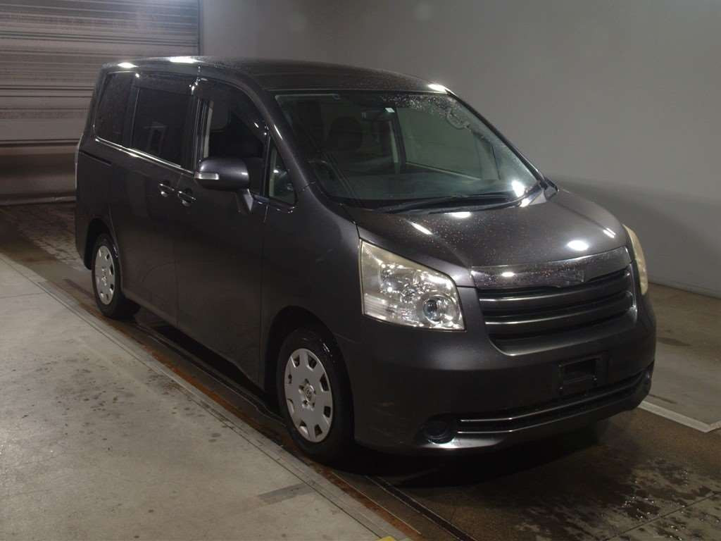 2010 Toyota Noah ZRR70G[2]