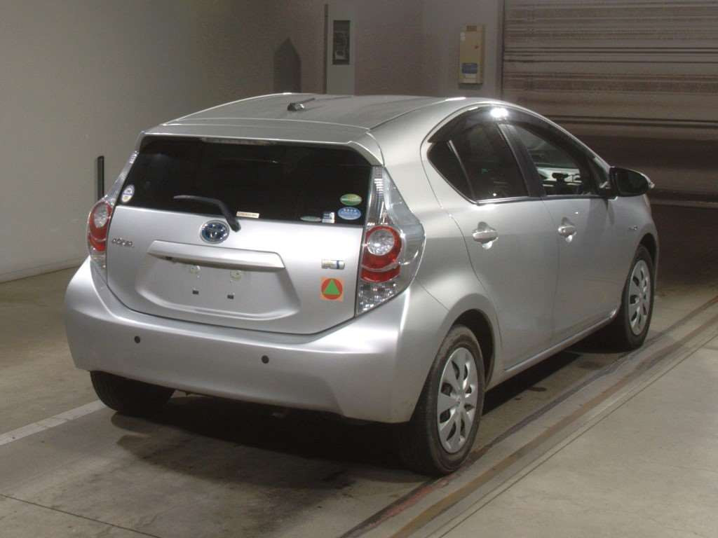 2013 Toyota Aqua NHP10[1]