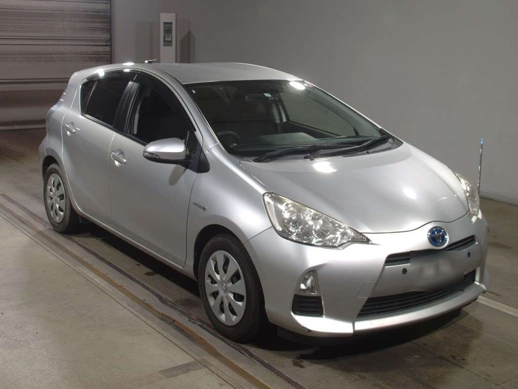 2013 Toyota Aqua NHP10[2]