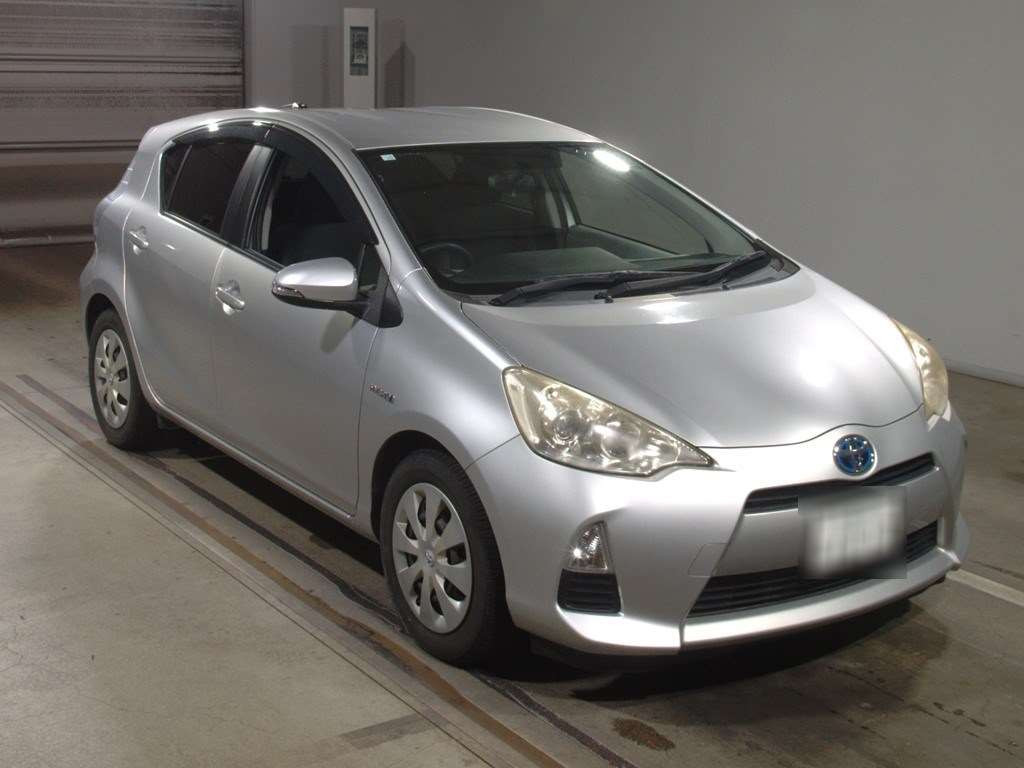 2012 Toyota Aqua NHP10[2]