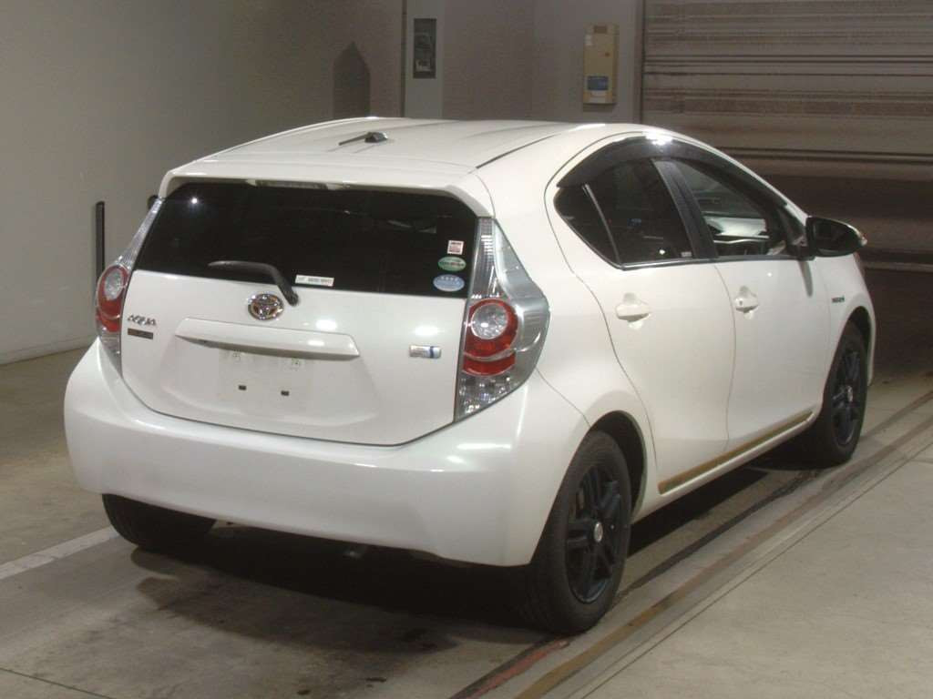 2014 Toyota Aqua NHP10[1]