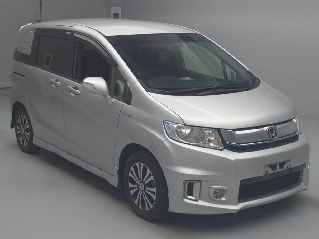 2014 Honda Freed spike hybrid GP3[2]