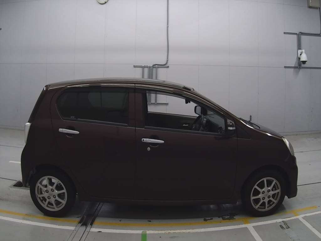 2015 Toyota Pixis Epoch LA300A[2]