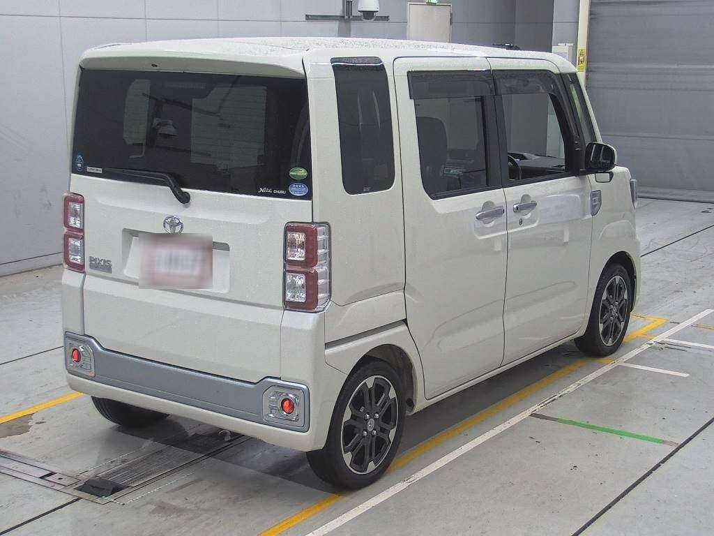 2016 Toyota Pixis Mega LA710A[1]