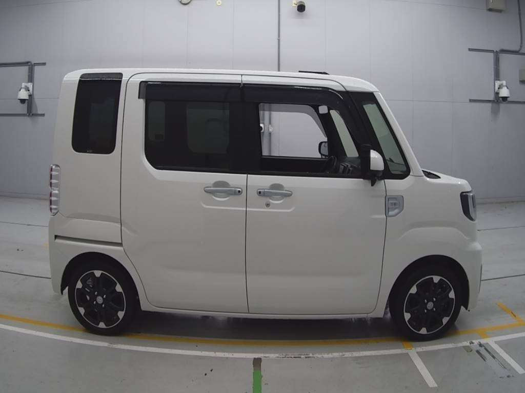 2016 Toyota Pixis Mega LA710A[2]