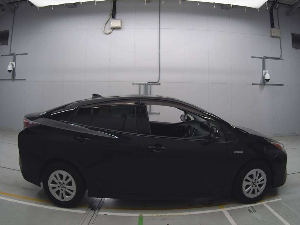 2016 Toyota Prius ZVW50[2]