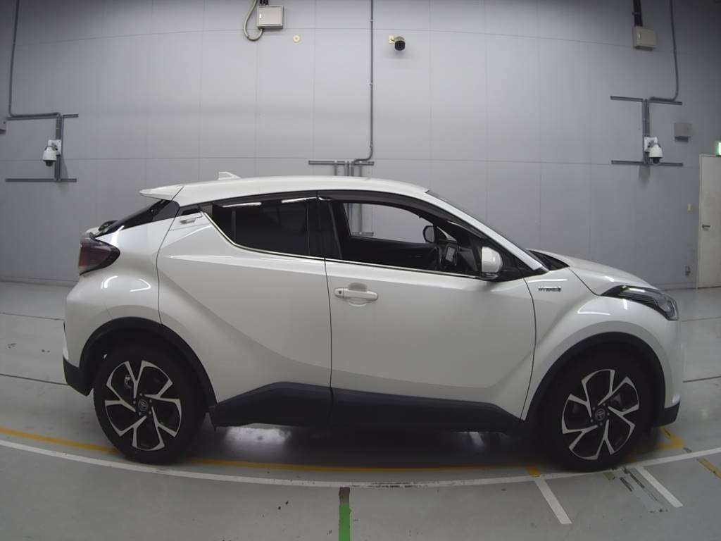 2017 Toyota C-HR ZYX10[2]