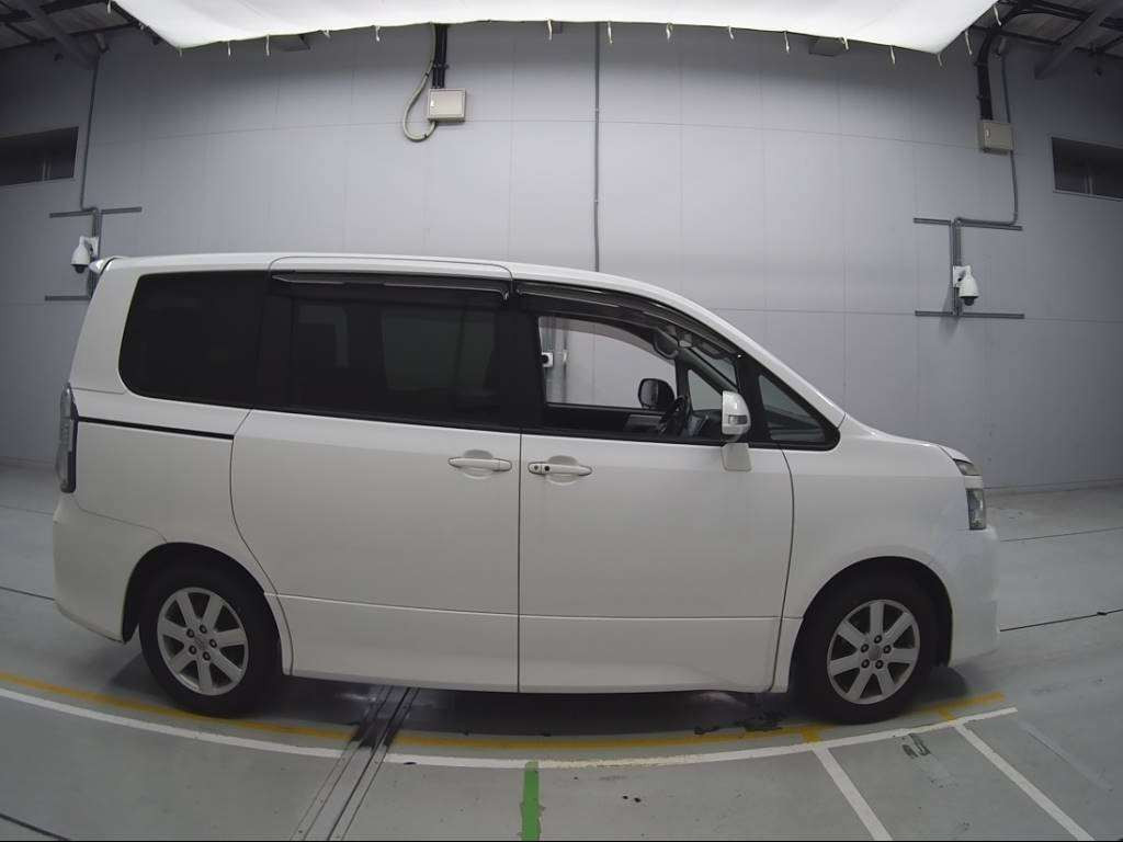 2010 Toyota Voxy ZRR70W[2]