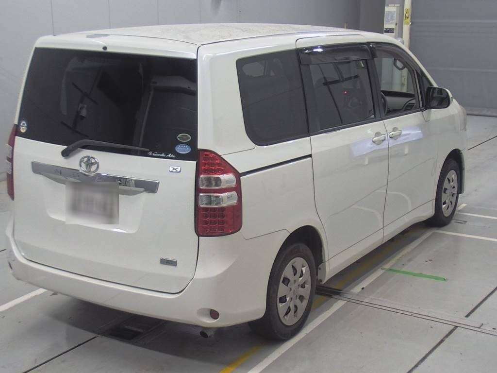 2010 Toyota Noah ZRR70G[1]