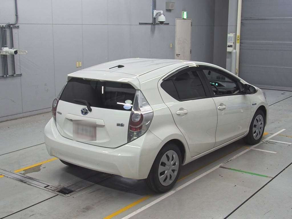 2014 Toyota Aqua NHP10[1]