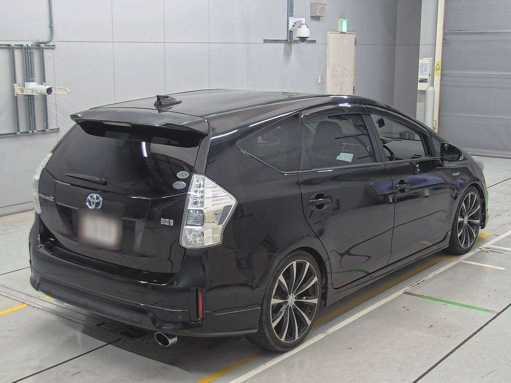 2011 Toyota Prius alpha ZVW41W[1]