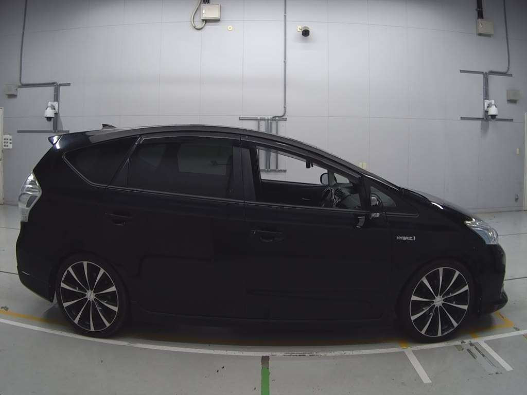 2011 Toyota Prius alpha ZVW41W[2]