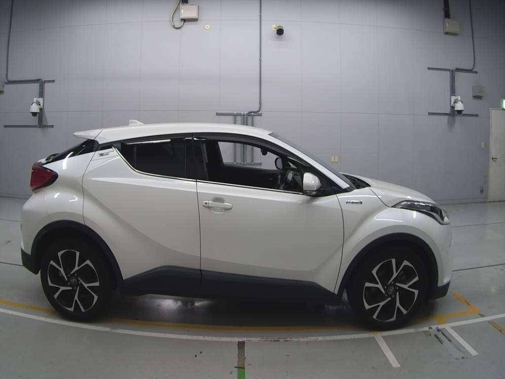 2017 Toyota C-HR ZYX10[2]