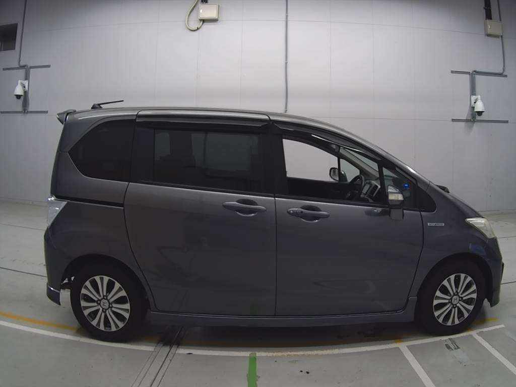 2012 Honda Freed hybrid GP3[2]