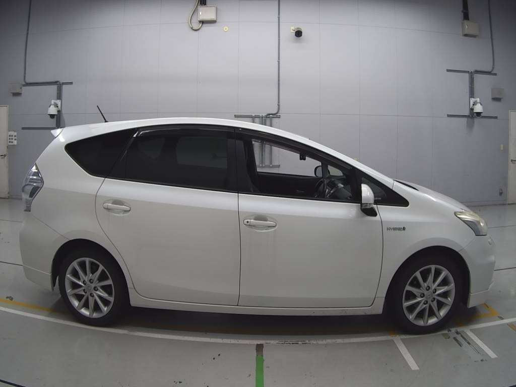 2013 Toyota Prius alpha ZVW40W[2]