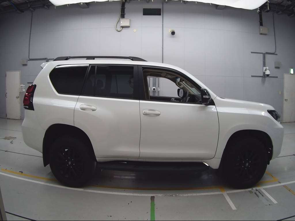 2023 Toyota Land Cruiser Prado TRJ150W[2]