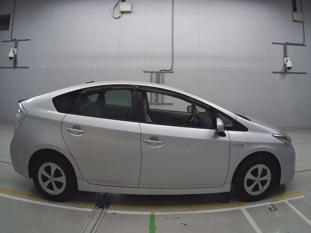 2013 Toyota Prius ZVW30[2]