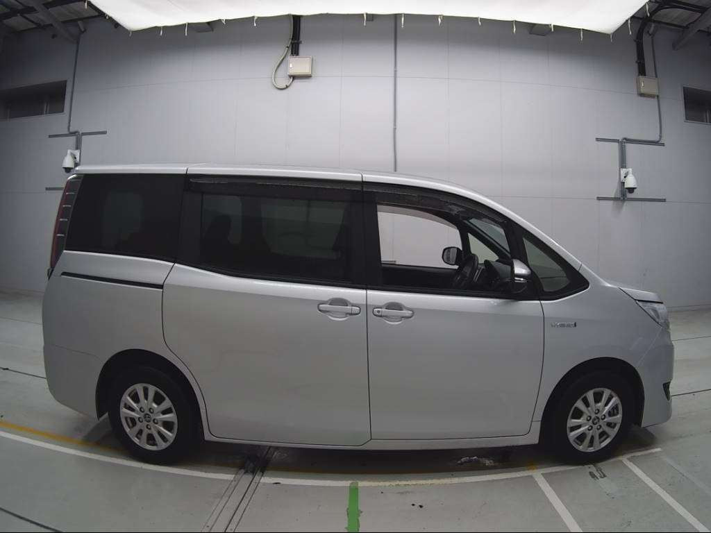 2017 Toyota Noah ZWR80G[2]