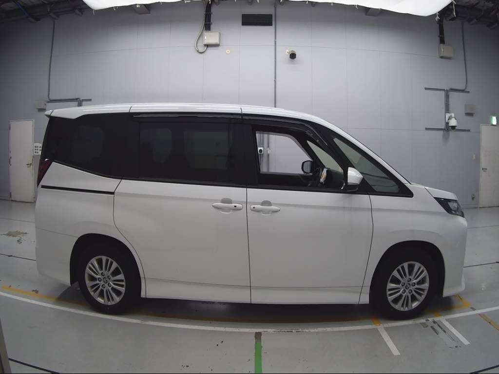 2023 Toyota Noah ZWR90W[2]