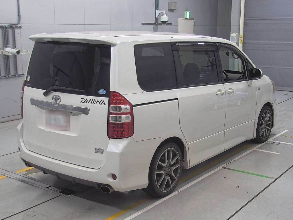 2011 Toyota Noah ZRR70W[1]