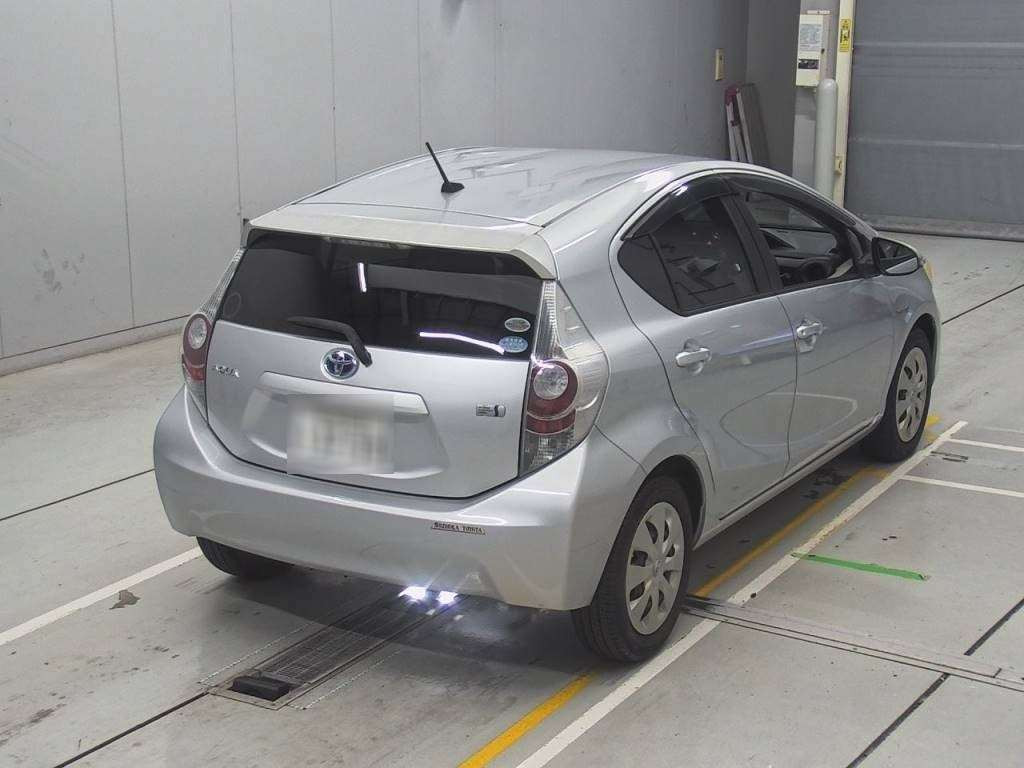 2012 Toyota Aqua NHP10[1]