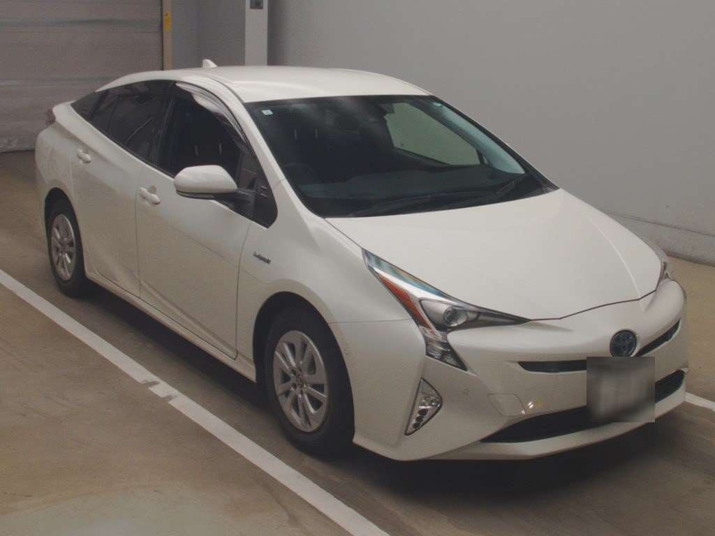 2017 Toyota Prius ZVW50[2]