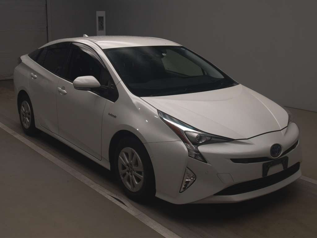 2017 Toyota Prius ZVW50[2]