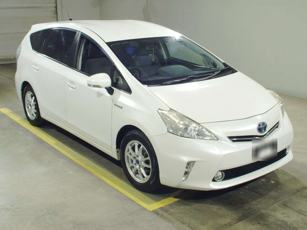 2013 Toyota Prius alpha ZVW41W[2]